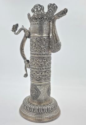 un vase en argent richement décoré, surmonté d'une couronne