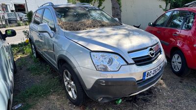 une voiture argentée garée à côté d'une voiture rouge