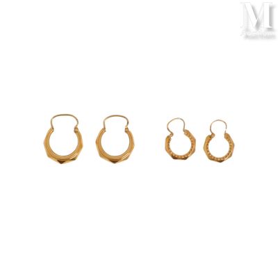 trois paires de boucles d'oreilles créoles en or sur fond blanc
