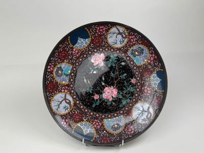 une image représentant une assiette décorative ornée de fleurs et de papillons