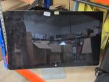 un écran d'ordinateur posé sur une étagère dans un magasin