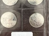 une vitrine contenant de nombreuses pièces de monnaie