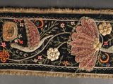 une image montrant un gros plan d'un morceau de tissu orné de fleurs et d'oiseaux