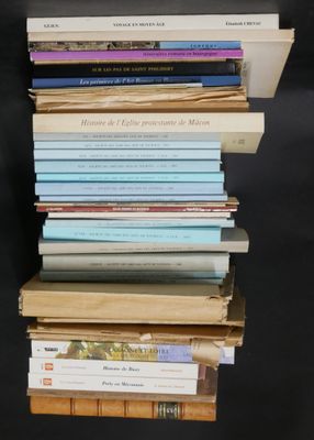 plusieurs livres empilés les uns sur les autres sur une surface noire