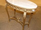 une table avec un plateau en marbre dans une pièce