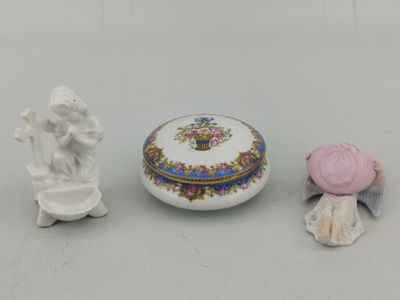 trois petites figurines assises les unes à côté des autres sur une table