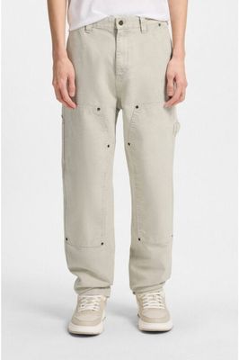 un homme vêtu d'un t-shirt blanc et d'un pantalon cargo kaki