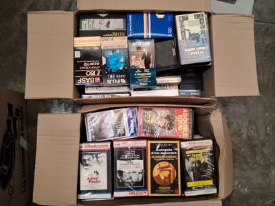 une boîte en carton remplie de DVD et de films