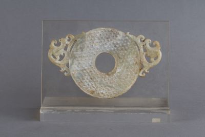 une vitrine en verre contenant un objet circulaire