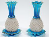 une paire de vases bleus et blancs posés sur une table blanche