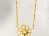 collier plaqué or avec un pendentif en forme d'étoile orné d'un diamant au centre