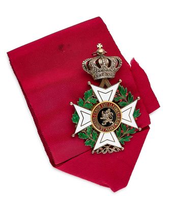 une image représentant une cravate rouge surmontée d'une couronne