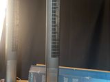 un ventilateur posé sur une table