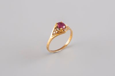 Bague en or jaune 18K 750°/°°, poinçon 750, sertie d'un rubi…