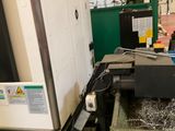 une machine qui se trouve à l'intérieur d'un bâtiment