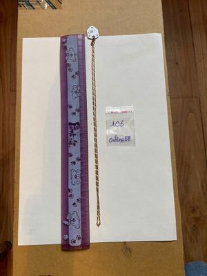 une feuille de papier et une règle posées sur une table