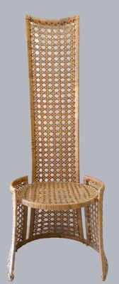 une chaise en osier avec un panier fixé au dossier
