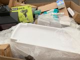 une boîte en carton remplie de papier toilette et d'autres articles