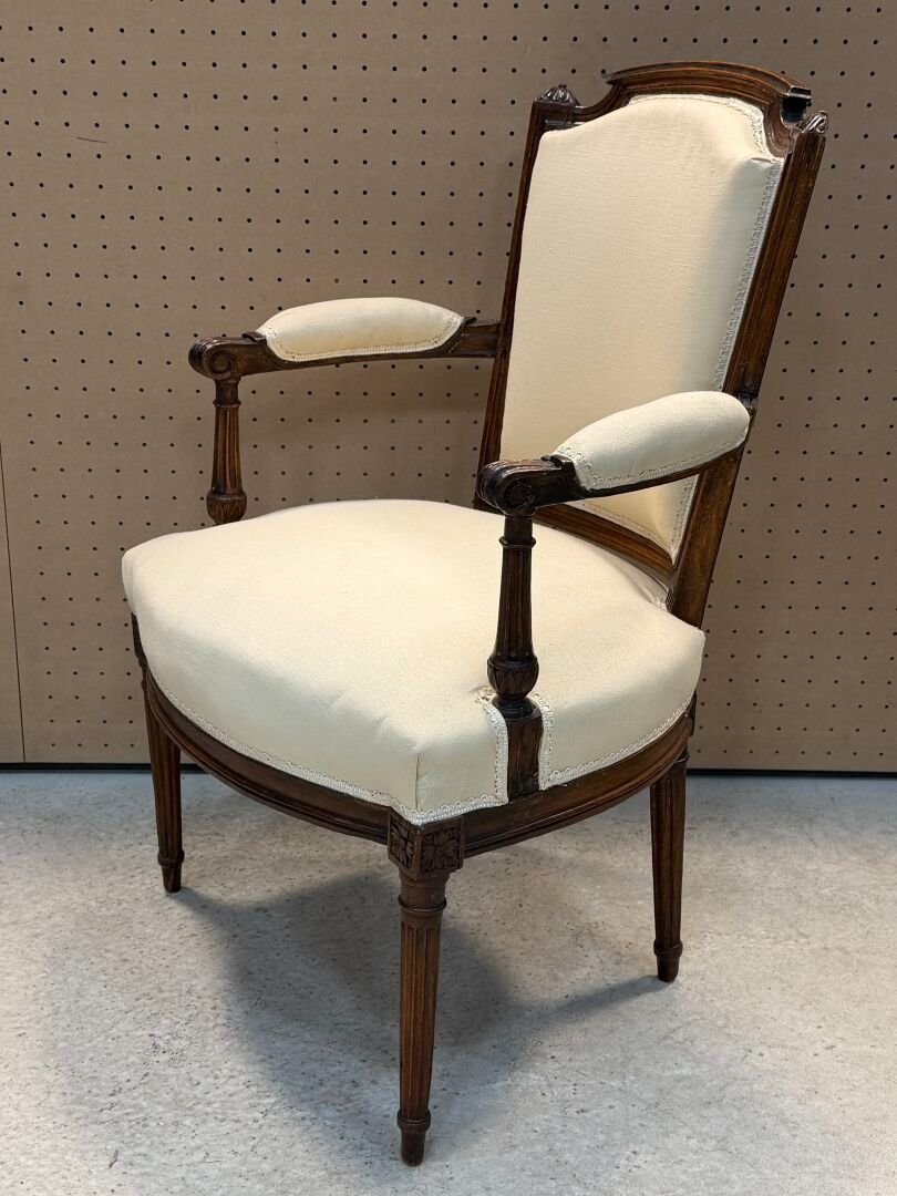 Fauteuil à dossier chapeau de gendarme,