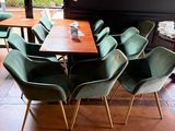 de nombreuses chaises disposées autour d'une table au milieu d'une pièce