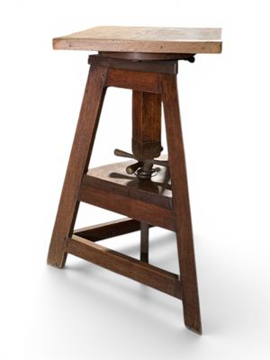 une image représentant un tabouret en bois avec une assise en bois sur fond blanc