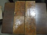 quatre morceaux de bois posés sur une table