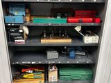 une armoire de rangement en métal sur laquelle sont posés de nombreux objets divers