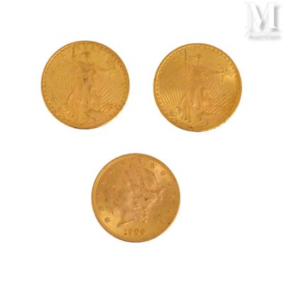trois pièces d'or sont représentées sur une surface blanche