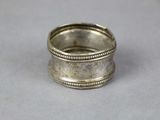 une photo d'une bague en argent posée sur une table