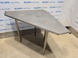 une photo d'une table en acier inoxydable avec un plateau triangulaire