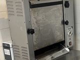 une photo d'un four grille-pain dans une cuisine professionnelle