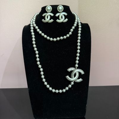 Parure CHANEL CC métal perle et nacre gris collier sautoir e…