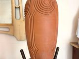 un vase posé sur un socle dans une pièce