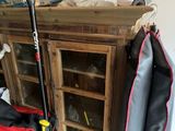 a bag and a pair of skis sitting on the floor