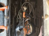un homme qui travaille sur une machine dans le garage