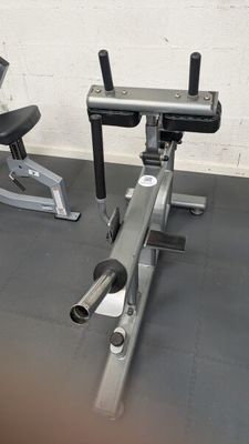 a machine that is sitting on the floor in the gym