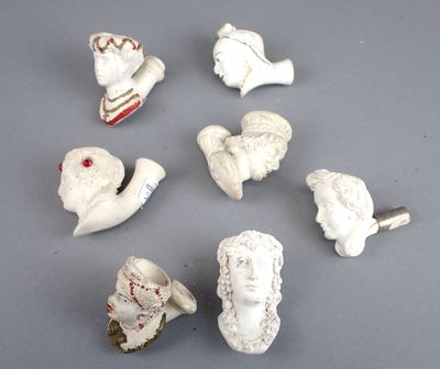 un ensemble de figurines blanches posées sur une table