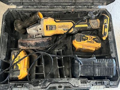 une boîte à outils avec des outils à l'intérieur sur le sol