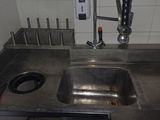 un lavabo et un robinet dans des toilettes publiques