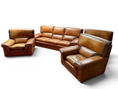 un canapé en cuir marron et deux fauteuils inclinables sur fond blanc