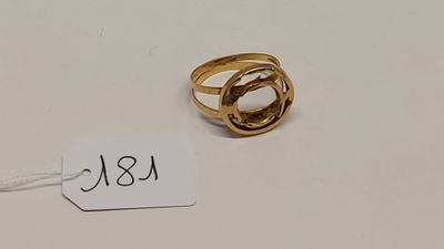 une image d'une bague en or sur une surface blanche avec une étiquette de prix