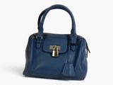 un sac à main bleu muni d'un cadenas sur la poignée