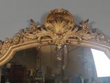 un miroir accroché au mur de la pièce