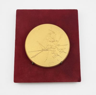 l'image d'une pièce d'or ornée d'un oiseau