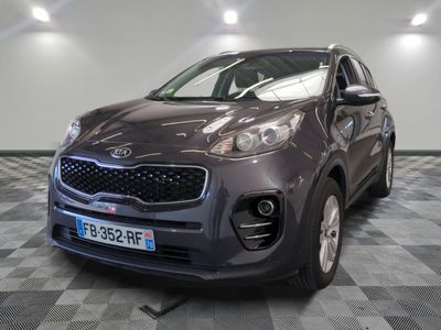 vue de face d'un SUV gris garé dans un garage