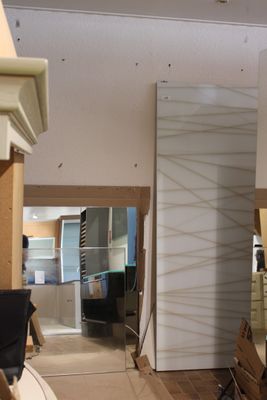 une photo d'une pièce remplie de meubles
