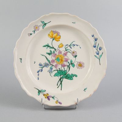 une image représentant une assiette sur laquelle sont peintes des fleurs