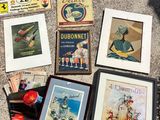 beaucoup de photos, encadrées ou non, par terre