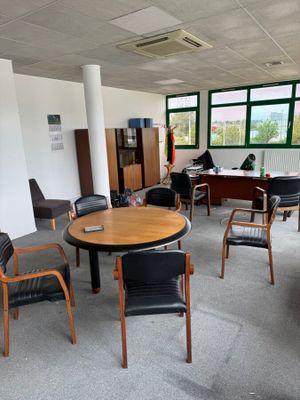 une pièce avec une table et des chaises
