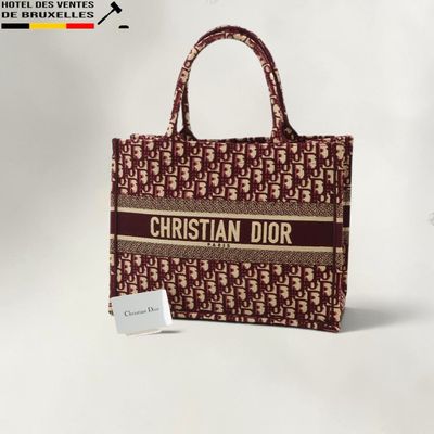 sac cabas Christian Dior muni d'une étiquette